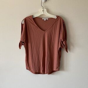Green Envelope Short-Sleeve V-Neck Top in Rust
